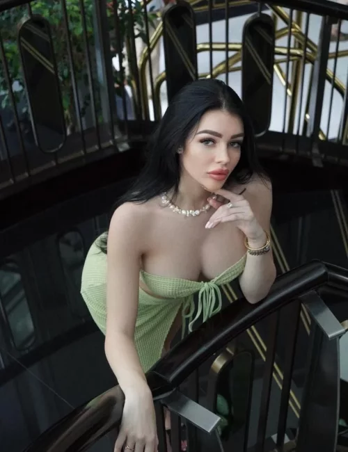 Flora Lina photo 1, european, slim, black hair, 168 cm, 50 kg, Large bust, Hong Kong