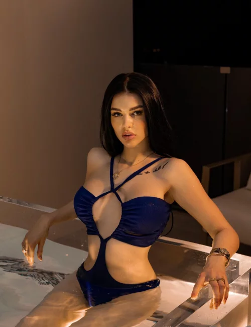 Flora Lina photo 5, european, slim, black hair, 168 cm, 50 kg, Large bust, Hong Kong