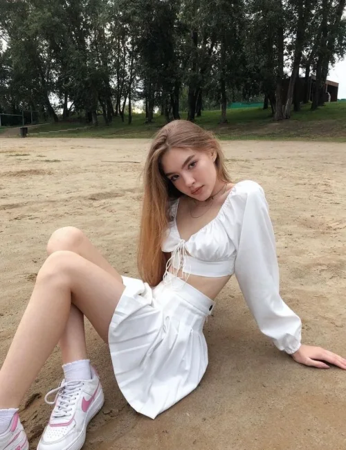 Alyana photo 5, asian, slim, blonde hair, 169 cm, 53 kg, Medium bust, Hong Kong