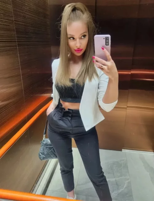 Absa photo 5, indian, slim, blonde hair, 168 cm, 59 kg, Medium bust, Hong Kong