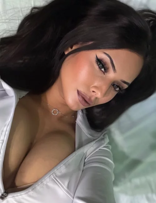 Beonta photo 1, indian, curvy, black hair, 170 cm, 88 kg, Large bust, Hong Kong