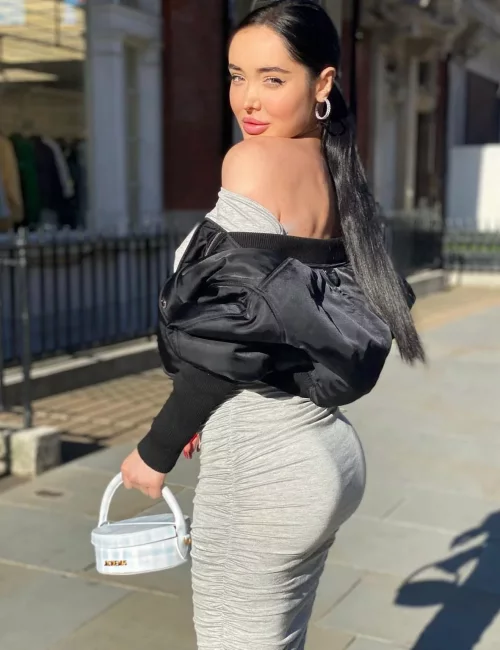 Chy photo 3, latino, curvy, black hair, 171 cm, 53 kg, Large bust, Hong Kong