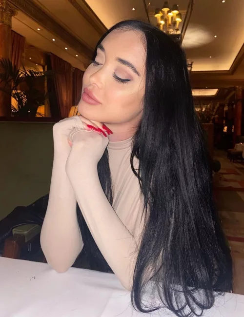 Chy photo 5, latino, curvy, black hair, 171 cm, 53 kg, Large bust, Hong Kong