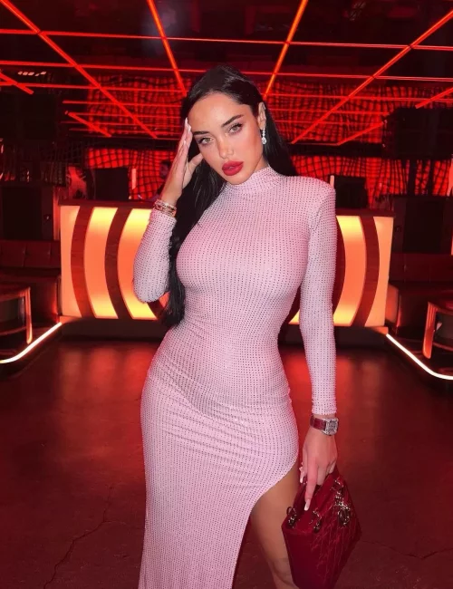 Chy photo 7, latino, curvy, black hair, 171 cm, 53 kg, Large bust, Hong Kong