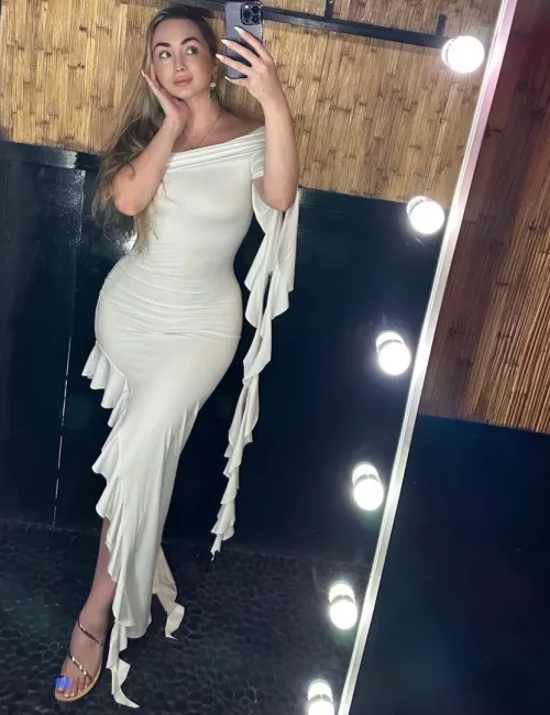 Clanra photo 4, latino, curvy, blonde hair, 169 cm, 56 kg, Large bust, Hong Kong