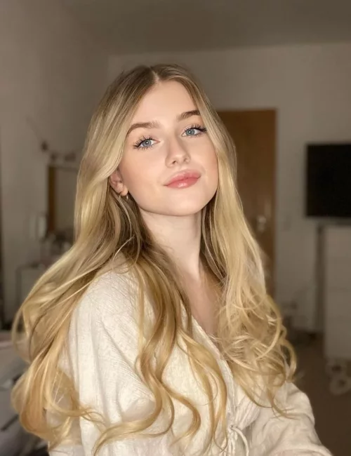 Diya photo 2, asian, slim, blonde hair, 169 cm, 54 kg, Medium bust, Hong Kong