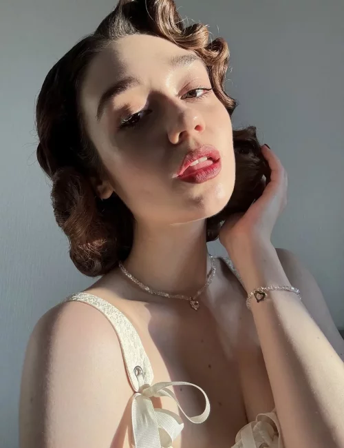 Elyaia photo 4, european, slim, brunette, 170 cm, 55 kg, Medium bust, Hong Kong