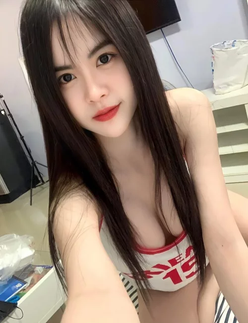 Esda photo 4, asian, curvy, black hair, 179 cm, 48 kg, Large bust, Hong Kong