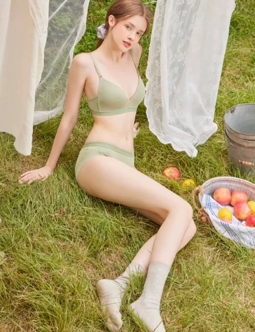 Feonta photo 6, european, slim, red hair, 171 cm, 54 kg, Small bust, Hong Kong